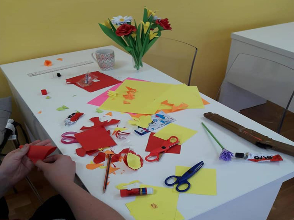 Djeca u Roditeljskoj kući izrađivala cvijeće od papira