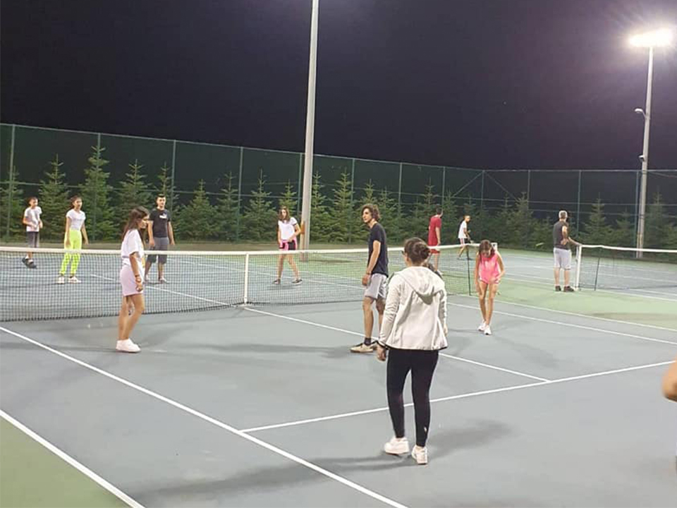 Turnir u stonom tenisu i društvene igre