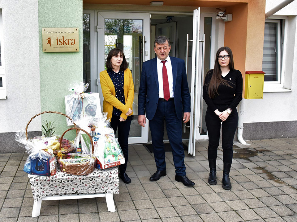 Povodom vaskršnjih praznika premijer Radovan Višković obezbijedio je poklone